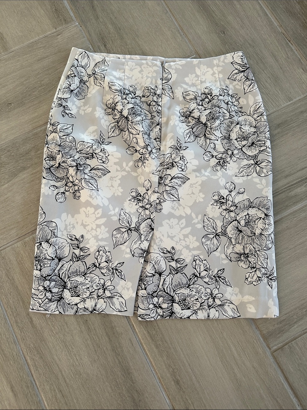 🚨2 for $10🚨Ann Taylor Factory Light Gray Pencil Skirt with Black Floral Print - Picture 2 of 3